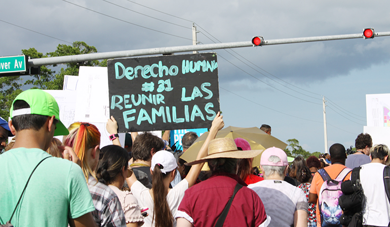 Manifestantes en contra de la separación de familias inmigrantes, que entraron sin autorización por la frontera sur con México, marcharon el 23 de junio hasta el centro de detención de menores, en Homestead.