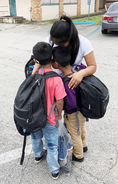 María (no es su nombre real) se reunió con sus dos hijos en Miami despues de estar separados 49 días. Ellos entraron a Estados Unidos por la frontera sur sin autorización.