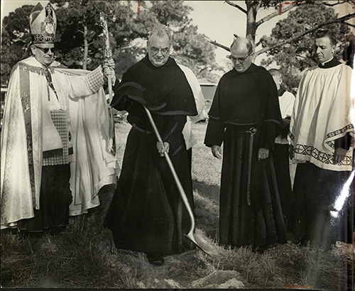 El P. James A. Donnellon, provincial de los Frailes Agustinos en aquel entonces, comienza la construcción de la primera universidad para hombres en el Sur de La Florida, ahora St. Thomas University, junto con el Arzobispo Coleman Carroll, a la izquierda, y el Fraile Agustino Edward McCarthy, segundo a la derecha, quien sería el  director de la universidad.