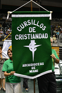 Representantes de Cursillos ingresan al Centro BankUnited antes del inicio de la Misa anual de Nuestra Señora de la Caridad, el 8 de septiembre.