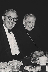 Joe Robbie, fotografiado aquí en una comida benéfica con el Arzobispo Coleman Carroll.