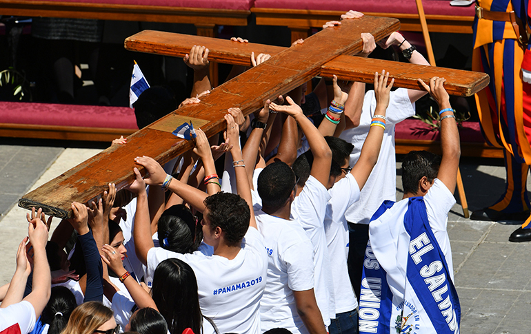 Jóvenes de Panamá y otras partes de Centroamérica cargan la Cruz de la Jornada Mundial de la Juventud durante la Misa del Domingo de Ramos, el 9 de abril de 2017, en la Plaza de San Pedro en el Vaticano. Panamá será la sede de la Jornada Mundial de la Juventud 2019, del 22 al 27 de enero de 2019.