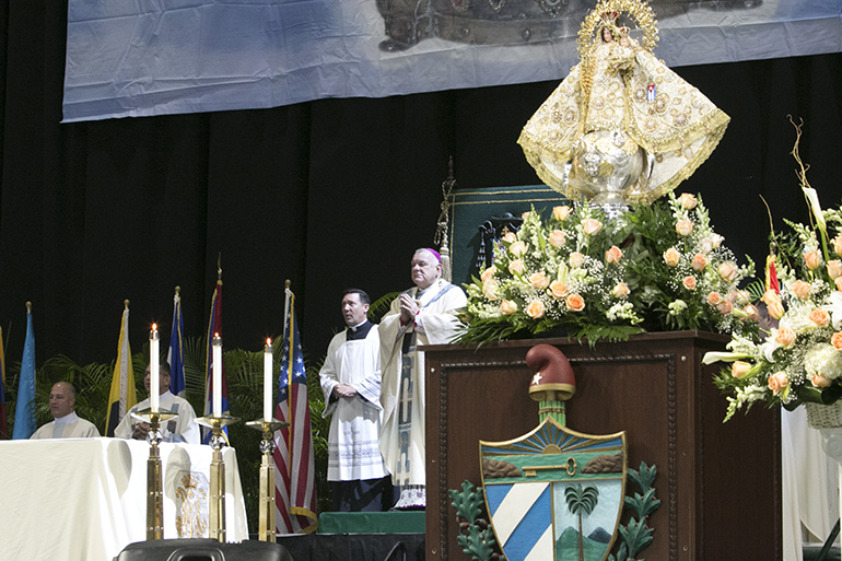 El Arzobispo Thomas Wenski celebra la Misa anual por la fiesta de la Virgen de la Caridad, patrona de Cuba. Este año marcó el 20 anniversario de la coronación de la Virgen como Reina y Madre de Cuba por el Papa Juan Pablo II, durante su visita a la isla en 1998.