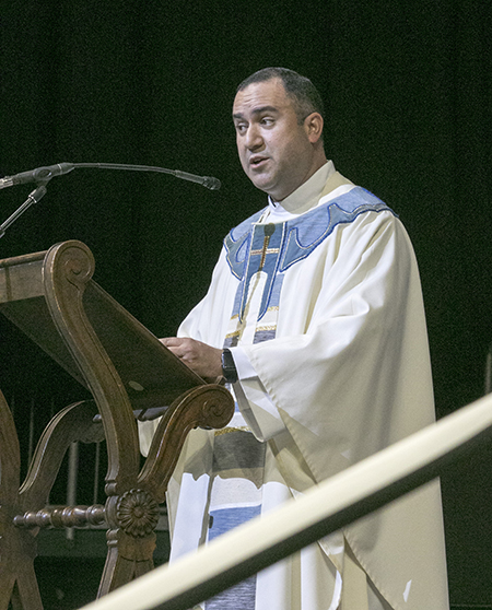 El P. Israel Mago, párroco venezolano de la iglesia Our Lady of Guadalupe, en Miami, predica la homilía de la Misa por la fiesta de Nuestra Señora de la Caridad, patrona de Cuba, de este año 2018.