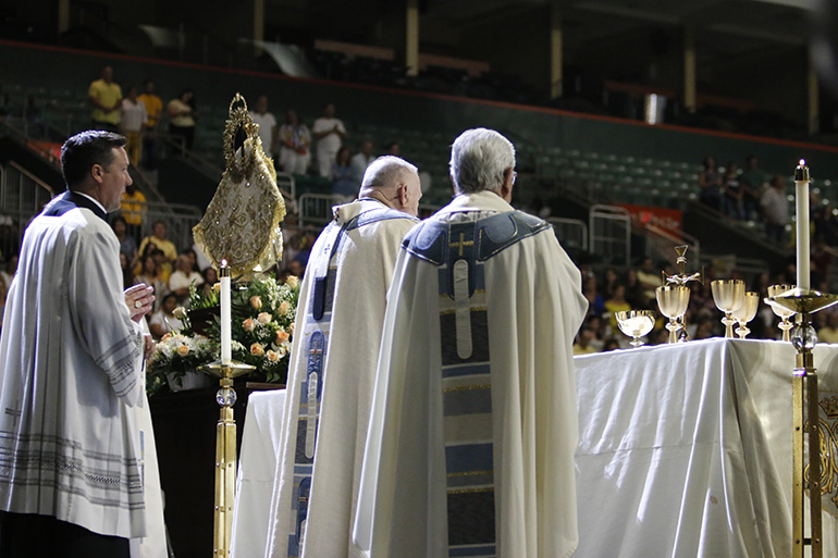 El Arzobispo Thomas Wenski celebra la Misa anual por la fiesta de la Virgen de la Caridad, patrona de Cuba. Este año marcó el 20 anniversario de la coronación de la Virgen como Reina y Madre de Cuba por el Papa Juan Pablo II, durante su visita a la isla en 1998.