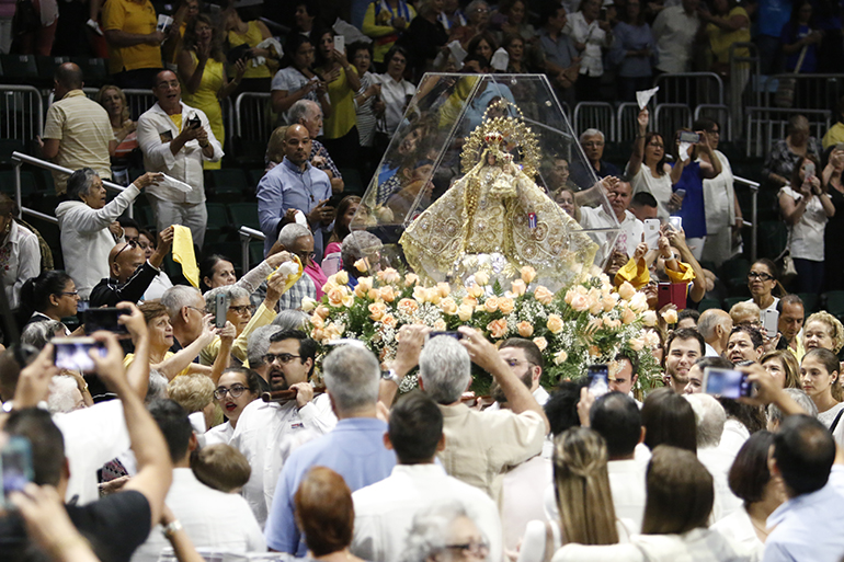 La imagen de Nuestra Señora de la Caridad hace su último recorrido alrededor del Watsco Center después de la celebración de la Misa en su honor.