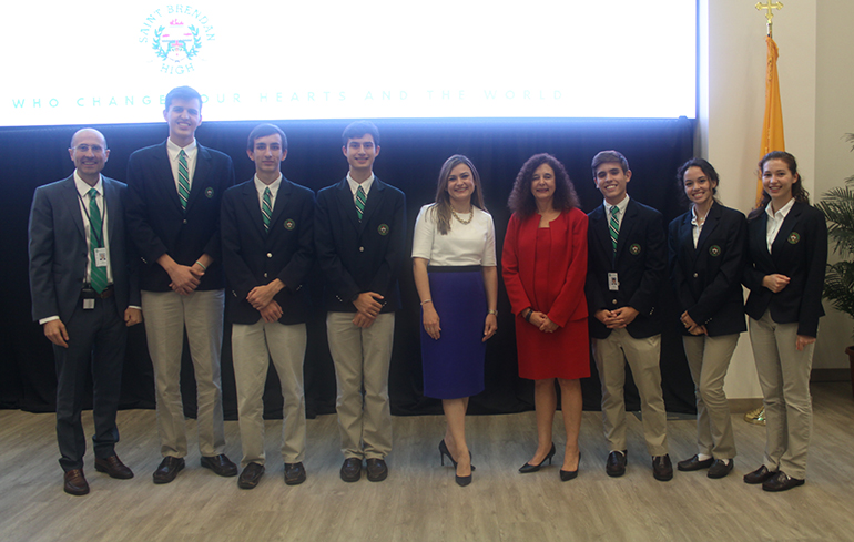 Los estudiantes de la escuela secundaria St. Brendan reconocidos con el premio al mérito a nivel nacional, posaron para la fotografía con la ex alumna y ahora directora ejecutiva de la Iniciativa de Excelencia Educativa para Hispanos de la Casa Blanca, Aimee Viana, durante su visita a la escuela. Con ellos a la extrema izquierda el director de la escuela, José Rodelgo-Bueno, y a la derecha Kim Pryzbylski, superintendente de las Escuelas de la Arquidiócesis de Miami.