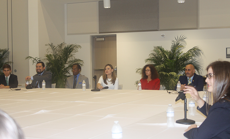 Después del recorrido por los laboratorios y las aulas de clase de las academias de STEM y ciencias médicas, estudiantes y maestros de la escuela secundaria St. Brendan se reunieron en una mesa redonda con la ex alumna y actual directora ejecutiva de la Iniciativa de Excelencia Educativa para Hispanos de la Casa Blanca, Aimee Viana, para compartir sus experiencias.