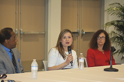 Donald Edwards (izquierda) y Kim Pryzbylski (derecha), ambos superintendentes de las escuelas arquidiocesanas, escuchan a Aimee Viana, directora ejecutiva de la Iniciativa de Excelencia Educativa para Hispanos de la Casa Blanca después de su recorrido por los laboratorios y las aulas de clases de los programas de STEM y ciencias médicas en la escuela secundaria St. Brendan.