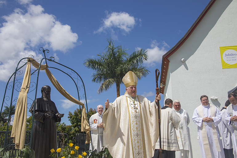 El Arzobispo Thomas Wenski habla despues de bendecir la estatua del P. Joseph Kentenich en en Santuario de Schoenstatt en Homestead. El P. Kentenich fundó el Movimiento Apostólico de Schoenstatt hace más de 100 años, y murió hace 50.