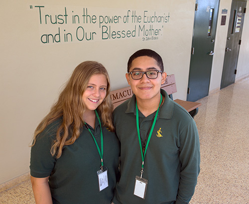 Isabella Fraguio, 17, y Julio Soriano, 17, estudiantes de último año, se desempeñan como directores estudiantiles de la pastoral de los alumnos en la escuela secundaria Immaculata-La Salle.