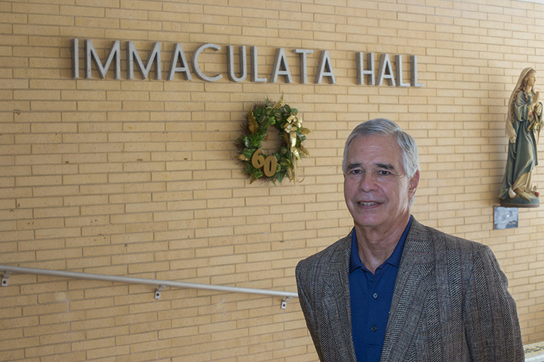 José Arellano fue uno de esos seis estudiantes exiliados de las escuelas de los Hermanos De La Salle en Cuba que convencieron al Obispo Coleman Carroll que reubicara su escuela aquí en Miami al comenzar los años '60. La escuela de La Salle para muchachos luego se unió a su vecina, la escuela Immaculata para muchachas.