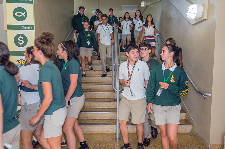 Los estudiantes caminan durante el cambio de clases en la escuela secundaria Immaculata-La Salle.