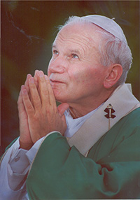 El Papa Juan Pablo II ora al inicio de la Misa en el Tamiami Park, el 11 de septiembre de 1987.