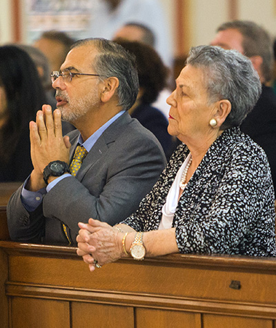 Lex Christi, Lex Amoris awardee Judge Raoul Cantero and his mother, Elisa Batista Cantero, pray during the annual Red Mass of the Holy Spirit. Archbishop Thomas Wenski celerated the Mass with Miami Catholic Lawyers Guild members Oct. 4 at Gesu Church in Miami.