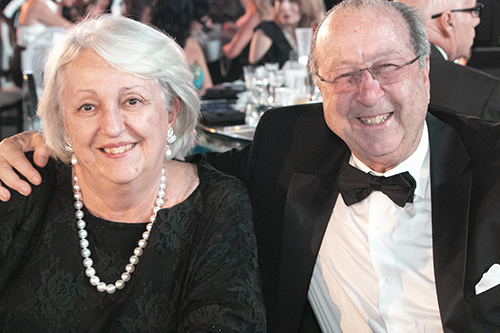 Errico Auricchio, presidente de BelGioioso Cheese, Inc., patrocinador diamante de la gala del 60 aniversario de la Arquidiócesis, posa con su esposa, Patrizia.