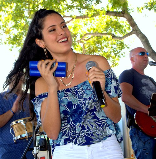 Una integrante del grupo The Call durante su presentación en el picnic por el 60 aniversario de la Arquidiócesis, en la iglesia Nativity, en Hollywood.