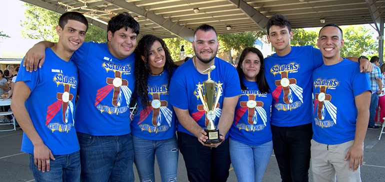 Los integrantes del grupo Soldiers of Mercy (Soldados de la Misericordia) muestran el trofeo que ganaron  en la Batalla de las Bandas, durante el picnic por el 60 aniversario de la Arquidiócesis, en la iglesia Nativity, en Hollywood.