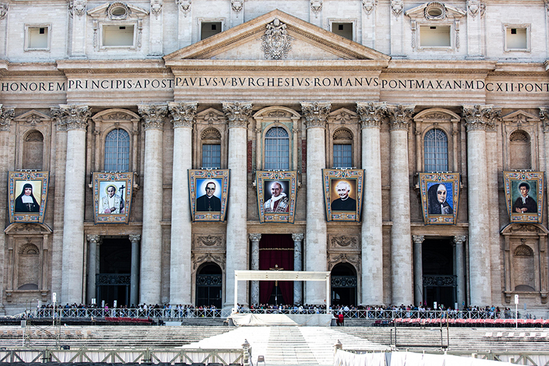 Fachada de la Basílica de San Pedro con los retratos oficiales de los nuevos santos.