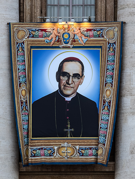 Mons. Oscar Romero, el Arzobispo de San Salvador asesinado en 1980 mientras celebraba una Misa.