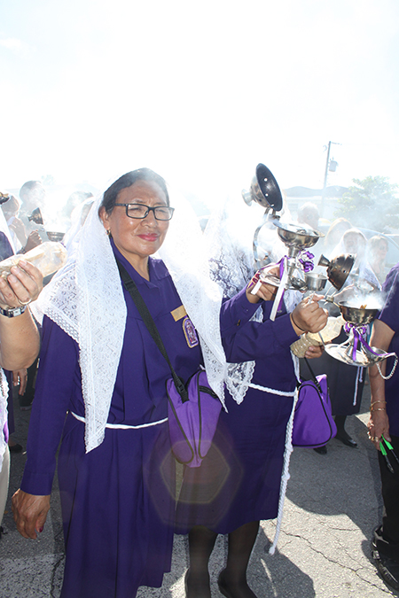 La peruana Teo Bautista, es sahumadora de la Hermandad del Señor de los Milagros de la parroquia Holy Family, en Nort Miami, hace 14 años porque ha recibido muchos milagros.