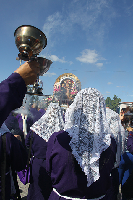 Misa y procesión del Señor de los Milagros en la parroquia Corpus Christi, en Miami. Esta devoción peruana, la más grande del muno recorre las calles por última vez durante este año en el Condado Miami Dade. Se unieron 8 Hermandades de diferentes parroquias.