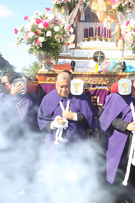 Gustavo Morris, mayordomo de la Hermandad de la iglesia Our Lady of Lourdes, en Kendall carga la imagen por su devoción que empezó cuando de pequeño se enfermó y su madre lo ofreció al Señor de los Milagros y se sanó.