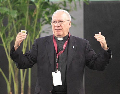 El P. Paulista Frank De Siano le dice a los catequistas que toda la Biblia es una historia de encuentro, Dios llegando a la humanidad, durante su presentación el día de la Catequesis, celebrado el 3 de noviembre, en la escuela secundaria Archbishop McCarthy, en Southwest Ranches.