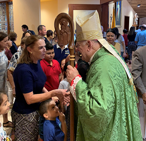 El Arzobispo Thomas Wenski saluda a los feligreses de St. Martha, en Miami Shores, después de la Misa que celebró el 4 de noviembre en la iglesia.
