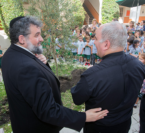 El rabino Yitzi Zweig, izquierda, de la Universidad Talmudic y el párroco de St. Patrick, el P. Roberto Cid, conversan al final de la ceremonia, el 15 de noviembre. Los trabajadores de la escuela St. Patrick plantan un olivo en el patio de la escuela como signo de amistad entre cristianos y judíos.