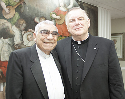 El P. Jorge Bez Chabebe se ve retratado aquí con el Arzobispo Thomas Wenski durante una visita al Centro Pastoral en 2014. El Arzobispo escribió el prólogo de la autobiografía del P. Chabebe, "Dios Me Hizo Cura".