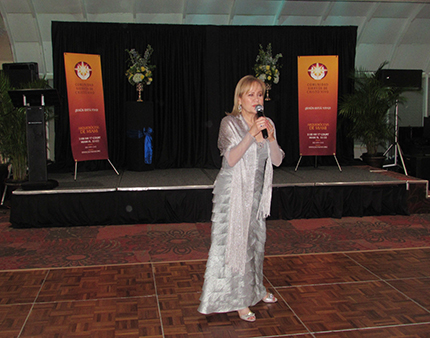 La cantante católica Cristy Arias cantó durante la cuarta gala anual de la comunidad Siervos de Cristo Vivo de Miami.