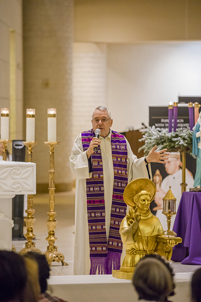 El P. Mario Conte, de la Basílica de Padua, Italia, predica la homilía, en una Misa que coincide con la veneración de dos reliquias de San Antonio de Padua. La Misa tuvo lugar el 3 de diciembre, en la iglesia St. Mark, en Southwest Ranches.