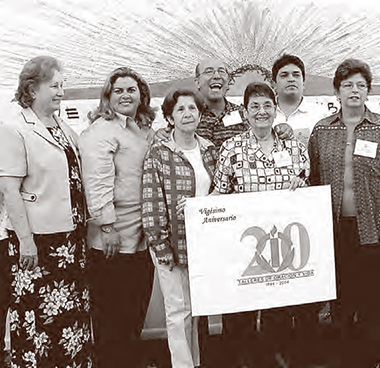 En ésta foto de archivo aparece María Rosa Rodríguez (sosteniendo el afiche por el vigésimo aniversario de los Talleres de Oración y Vida) durante la Asamblea Nacional de los Talleres de Oración, realizada en Dallas,Texas, junto a otros colaboradores, todos ellos miembros de las Coordinaciones de Miami, Norte y Sur.