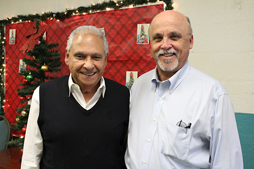 Rodolfo Díaz (izquierda), presidente de la Asociación de Antiguos Alumnos de las escuelas De La Salle de Cuba, posa con el Hno. Robert Schieler, superior general de los Hermanos De La Salle en todo el mundo.