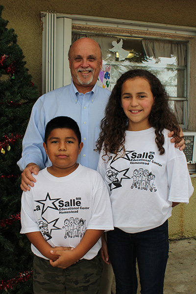 Valerie Pérez y Danny Conde, estudiantes del Centro Educativo La Salle, posan con el Hno. Robert Schieler, superior general de los Hermanos De La Salle en todo el mundo.