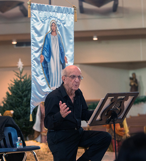 El diácono John Lorenzo habla a los padres en el programa de educación religiosa de la iglesia St. Mark sobre la formación de sus hijos en la Fe.