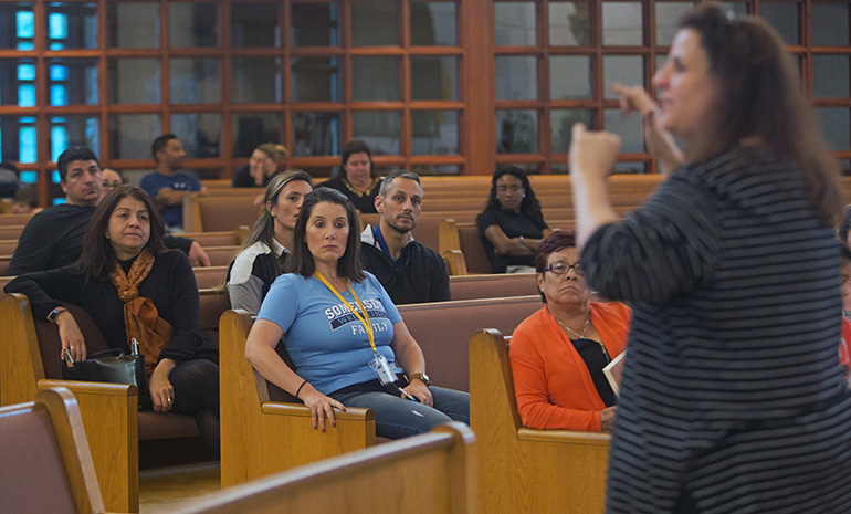 Donna Villavisanis, directora de educación religiosa de St. Mark, se dirige a los padres de los niños matriculados en el programa.