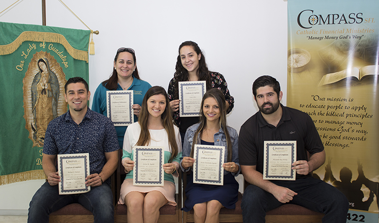 Estudiantes del curso Compass Catholic, en inglés, en la parroquia Our Lady of Guadalupe, en El Doral, que se graduaron en mayo del 2017, posan con sus certificados al haber terminado el curso de 10 semanas de duración.