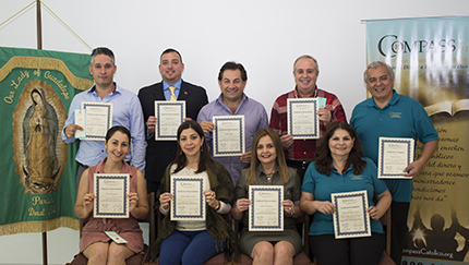 Estudiantes del curso Compass Católico, en español, en la parroquia Our Lady of Guadalupeque, en El Doral, que se graduaron en mayo del 2017, posan con sus certificados al haber terminado el curso de 10 semanas de duración.