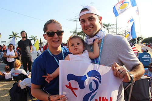 Jorge y Angélica Santibáñez posan con su hija Lexi, de 9 meses, con quienes viajaron a la Jornada Mundial de la Juventud en Panamá.