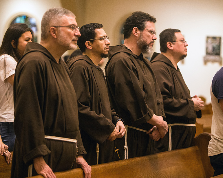 Frailes Capuchinos, dos de los cuales han sido asignados al recién construido Monasterio de San Pío, en la parroquia St. Jerome, en Fort Lauderdale, participan en la Misa por el Día Mundial de la Vida Consagrada, el 2 de febrero, en la Catedral St. Mary.