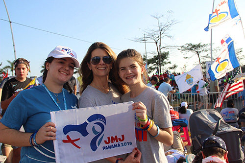 Amanda Merino, de 18 años, posa con su madre, Miriam, y su hermana, Alessandra, de 13 años en la Jornada Mundial de la Juventud en Panamá. Amanda canceló su viaje a la Jornada Mundial de la Juventud en Cracovia debido a la enfermedad de su padre. "Fue increíble porque estuvimos juntos como una unidad familiar y sabíamos que era lo que mi padre hubiera querido", dijo Merino sobre la JMJ en Panamá. "Si él hubiera estado vivo, probablemente también habría estado allí".