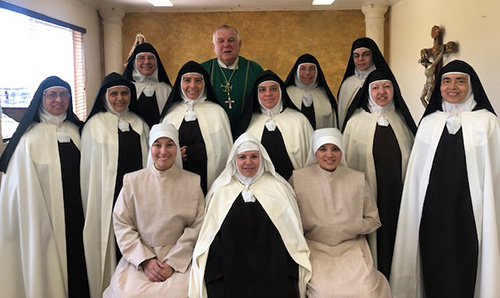 El Arzobispo Thomas Wenski se retrata con las Madres Carmelitas Descalzas despu&eacute;s de celebrar la Misa en su monasterio en Hialeah. Pronto esperan mudarse a un monasterio mucho m&aacute;s amplio que est&aacute;n construyendo en Homestead.