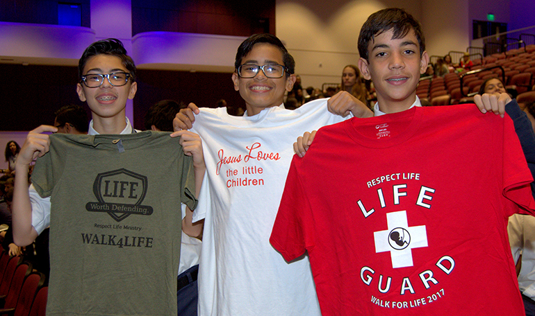 Los estudiantes de octavo grado de la escuela Immaculate Conception muestran las camisetas que recibieron durante el encuentro por del Día de la Castidad, que tuvo lugar en Pembroke Pines. Desde la izquierda, Anthony Torres, Jose Arauz y Christopher Victores.