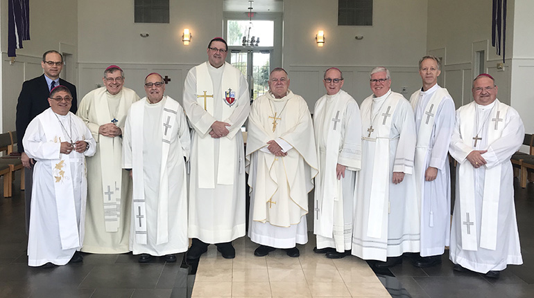 Michael B. Sheedy, director ejecutivo de la Conferencia Católica de La Florida, posa con todos los obispos de La Florida después de haber celebrado la Misa en su reunión anual de diciembre en 2018, en el Centro de Retiros Bethany, cerca de Tampa. Desde la izquierda: Sheedy; el Obispo Auxiliar de Miami, Enrique Delgado, el Obispo de Palm Beach, Gerald Barbarito; el Obispo de St. Augustine, Felipe Estévez; el Obispo de St. Petersburg, Gregory Parkes; el Arzobispo de Miami, Thomas Wenski; el Obispo de Orlando, John Noonan; el Obispo de Venice, Frank Dewane; el Obispo de Pensacola-Tallahassee, William Wack y el Obispo Auxiliar de Miami, Peter Baldacchino.