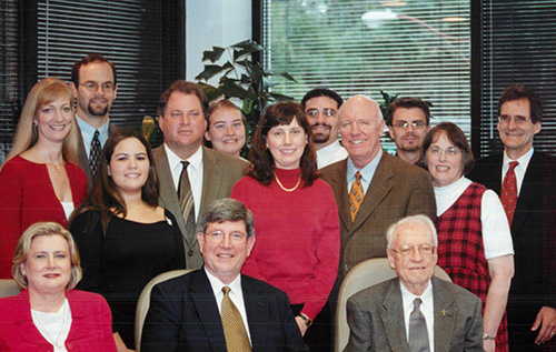 Imagen de archivo del personal de la Conferencia Católica de La Florida en 2011, cuando fue dirigida por su segundo director ejecutivo, Michael McCarron, sentado, segundo desde la izquierda. A la derecha está sentado Thomas Horkan, el primer director ejecutivo de la conferencia. El actual director ejecutivo, Michael B. Sheedy, está atrás, a la izquierda.