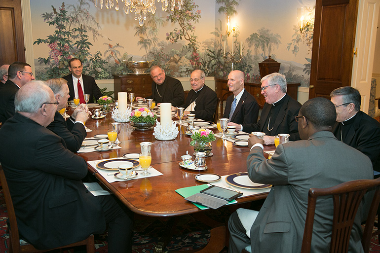 El gobernador de La Florida, Rick Scott, en el centro a la derecha, durante la reunión de marzo de 2014 con los obispos de La Florida.