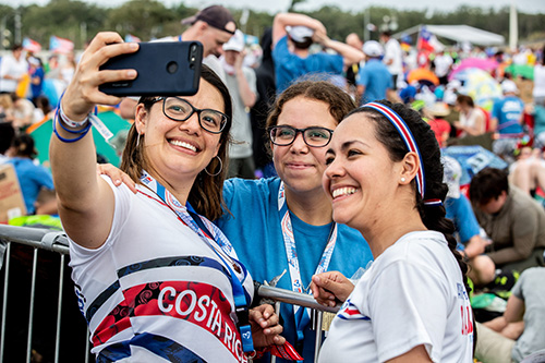 Peregrinas esperan la llegada del Papa Francisco al Campo San Juan Pablo II, de la ciudad de Panamá, para la ceremonia de la vigilia de la Jornada Mundial de la Juventud 2019, el 26 de enero.