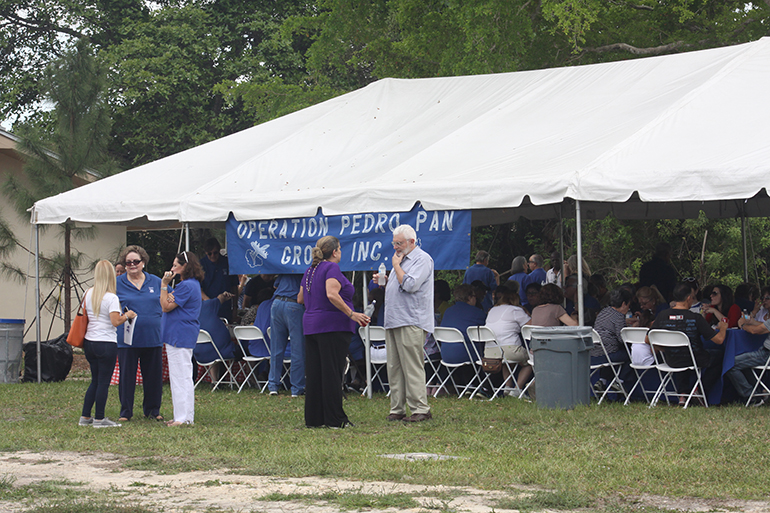 Despu&eacute;s de la bendici&oacute;n de la reci&eacute;n renovada capilla del Campamento Matecumbe los asistentes, en su mayor&iacute;a Pedro Panes y sus familias, disfrutaron de un picnic. El campamento fue uno de los lugares donde ni&ntilde;os cubanos sin acompa&ntilde;antes, que llegaron a trav&eacute;s de la Operaci&oacute;n Pedro Pan a Miami huyendo del r&eacute;gimen comunista, habitaron mientras esperaban reunirse con sus padres.